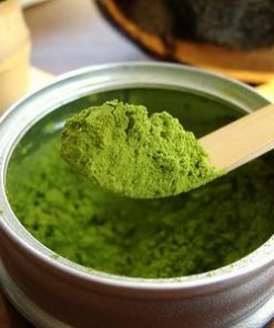 Parmi les différentes couleurs de thé, le thé vert est celui qui posséderait le plus de vertus thérapeutique. Il contient de la caféine, de nombreuses substances antioxydantes, mais aussi une ingrédient actif appelé théanine. Il aurait un effet relaxant sur le système nerveux et stimulant sur le système immunitaire. L’usage du thé vert permettrait d’aider à réduire le taux de cholestérol, de maintenir une bonne mémoire et de l’attention ou encore de favoriser la circulation sanguine.